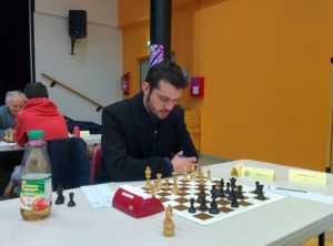 Luc pitallier jouant aux échecs au tournoi de Gouesnou