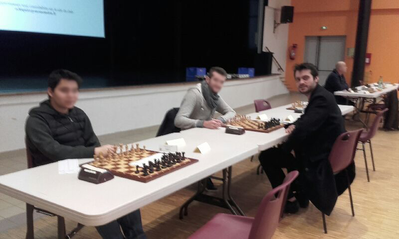 Luc Pitallier jouant aux échecs au tournoi d'échecs de Gouesnou à la dernière ronde