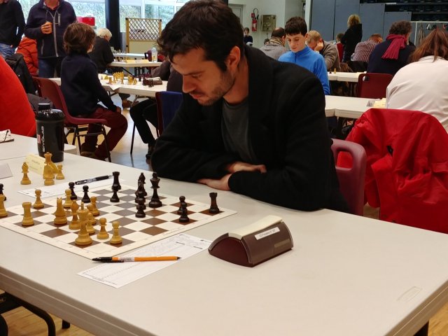 Luc Pitallier jouant aux échecs au tournoi d'échecs de Gouesnou